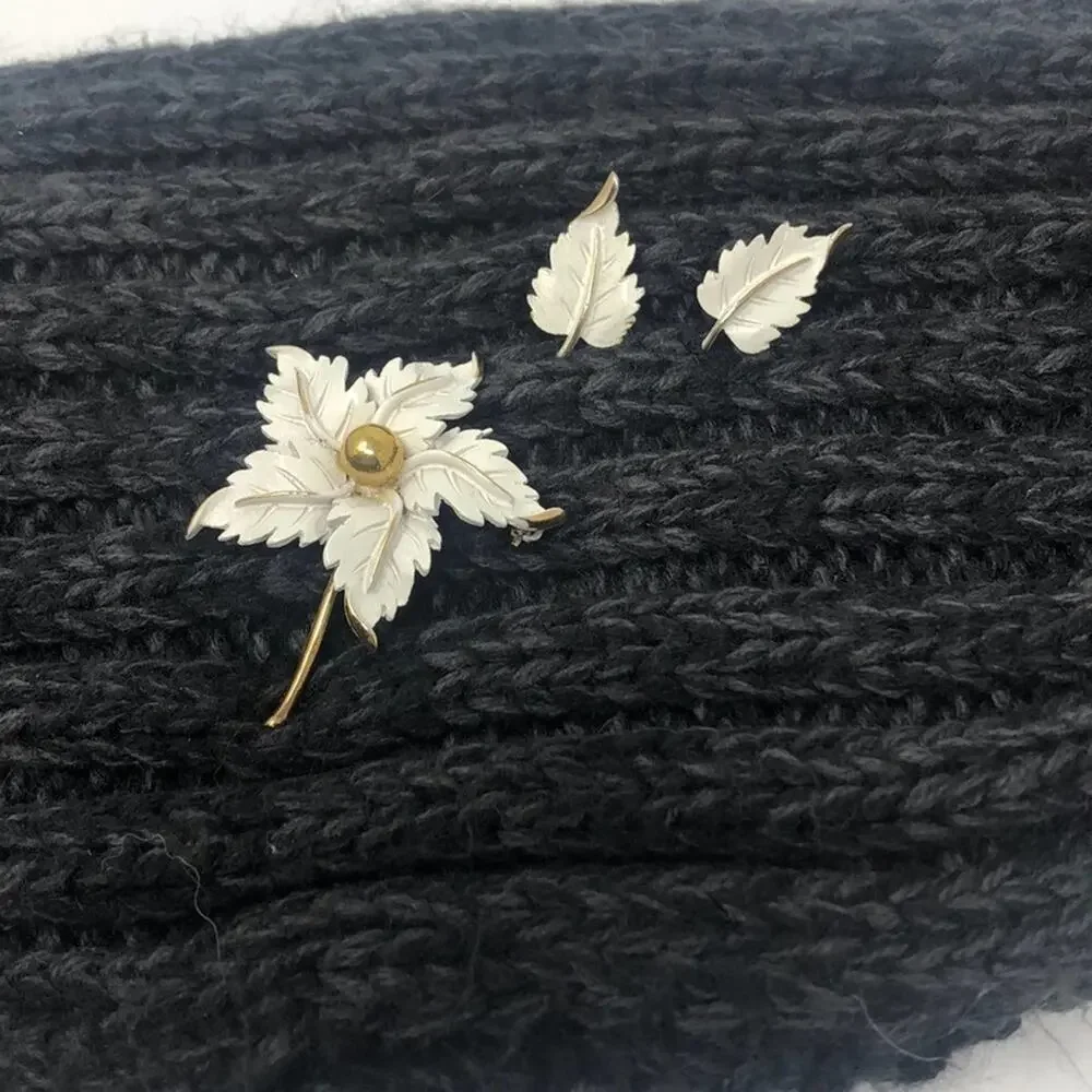 Vintage 60's floral/leaves brooch with clip on earrings